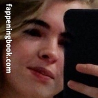 Benee Nackt