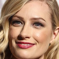 Beth Behrs Nackt