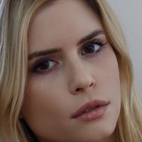 Carlson Young Nackt