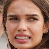 Hana Cross Nackt