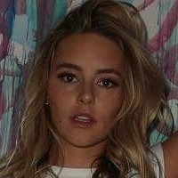 Hassie Harrison Nackt