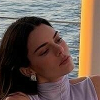Kendall Braless Nackt