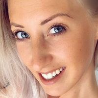 Leonie Pur Nackt