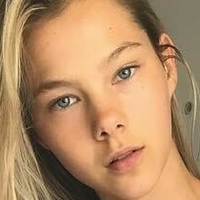 Phoebe Combes Nackt