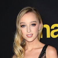 Phoebe Dynevor Nackt