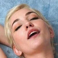 Skye Blue Nackt
