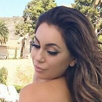 Uldouz Nackt