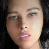 Uma  Nackt