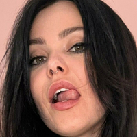 Vikki Blows Nackt